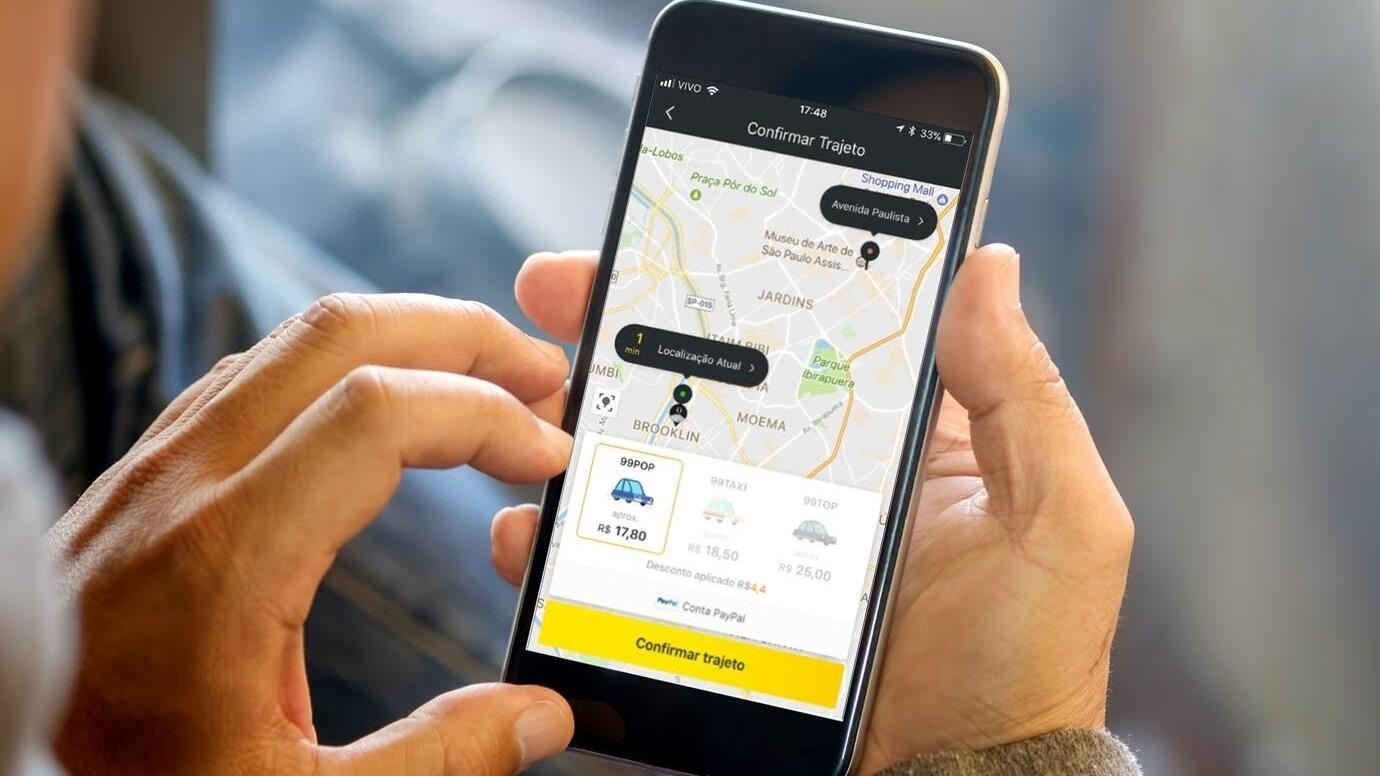 pessoas viajando em um carro